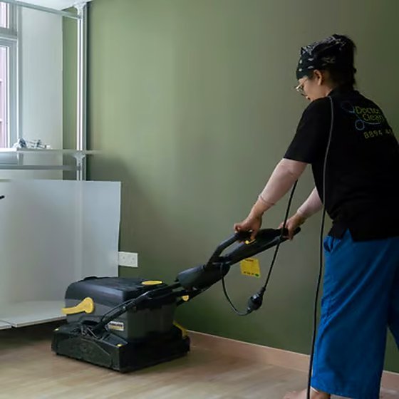 Deep floor scrubbing machine